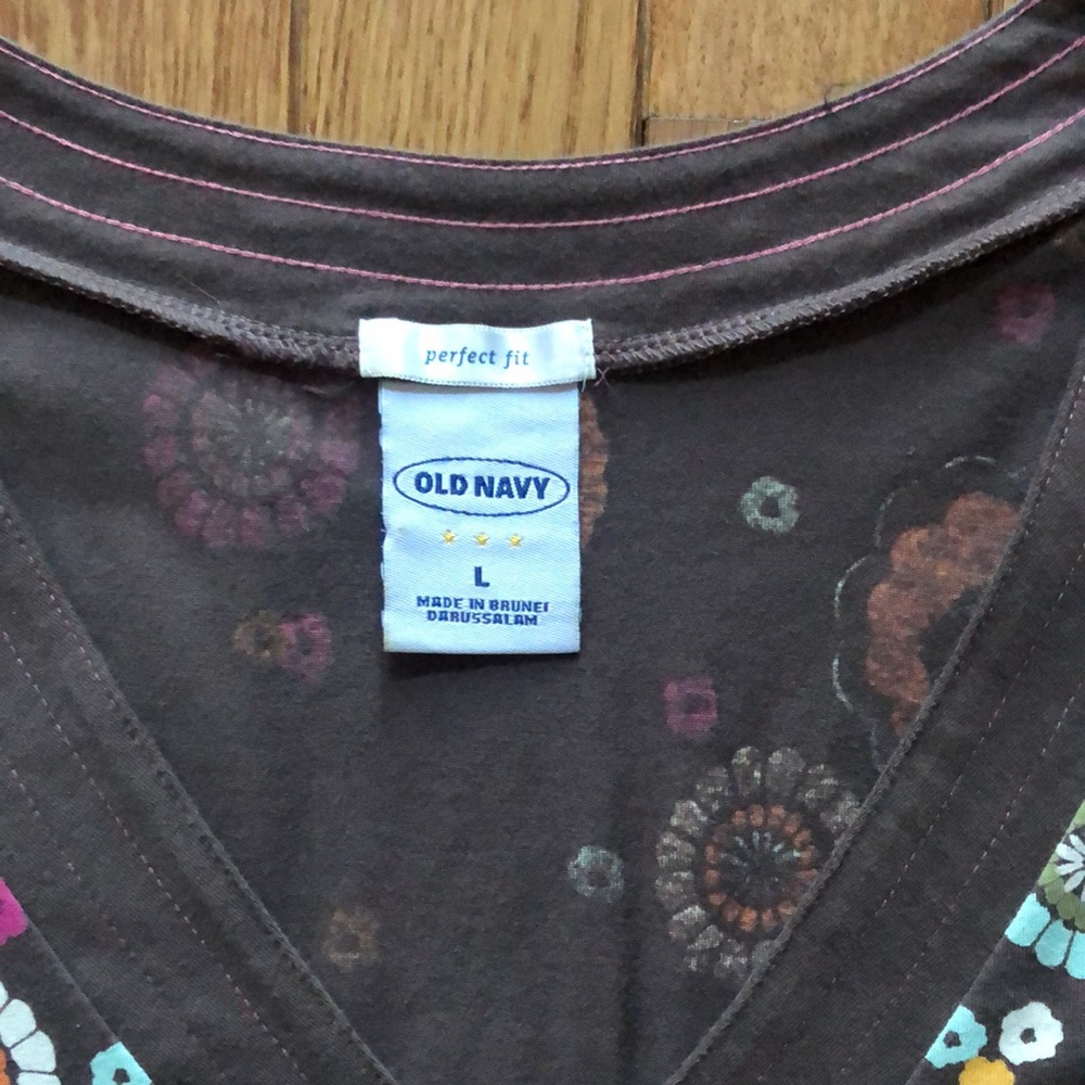Ladies L pullover v neck top, size L.  Tie in the back for slimming effect! - Picture 2 of 4